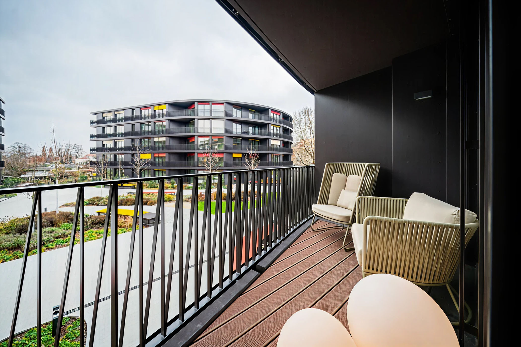 Terrasse einer Wohnung mit Blick auf den Innenhof der Wohnanlage Marina Garden in Dresden.