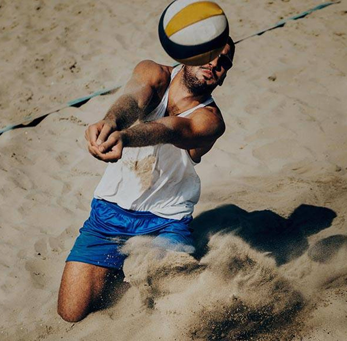 Ein Volleyballspieler beim Beachvolleyball in der Nähe des Wohnprojekts Marina Garden in Dresden