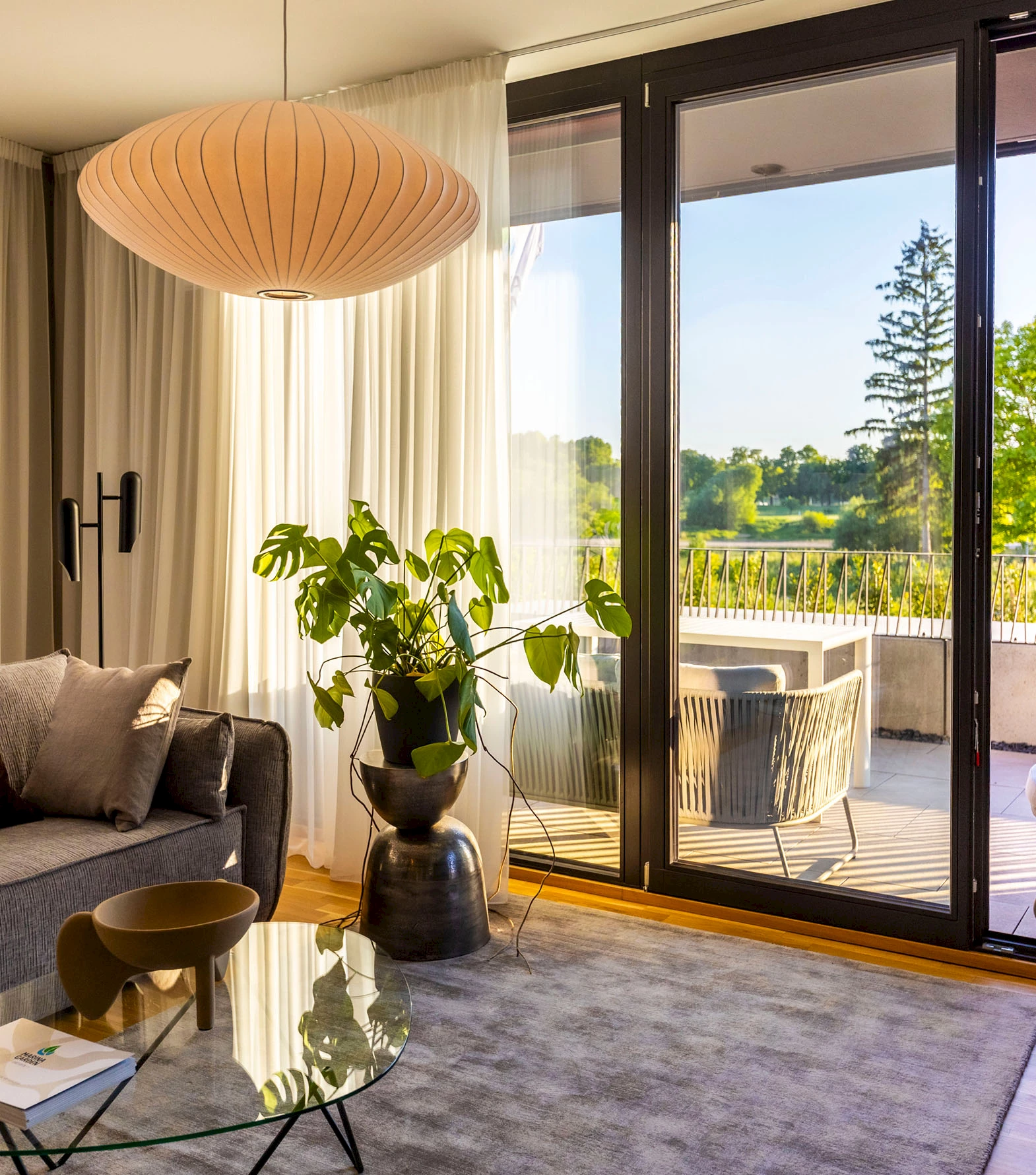 Modern eingerichtetes Wohnzimmer in einer Wohnung der Wohnanlage Marina Garden in Dresden.