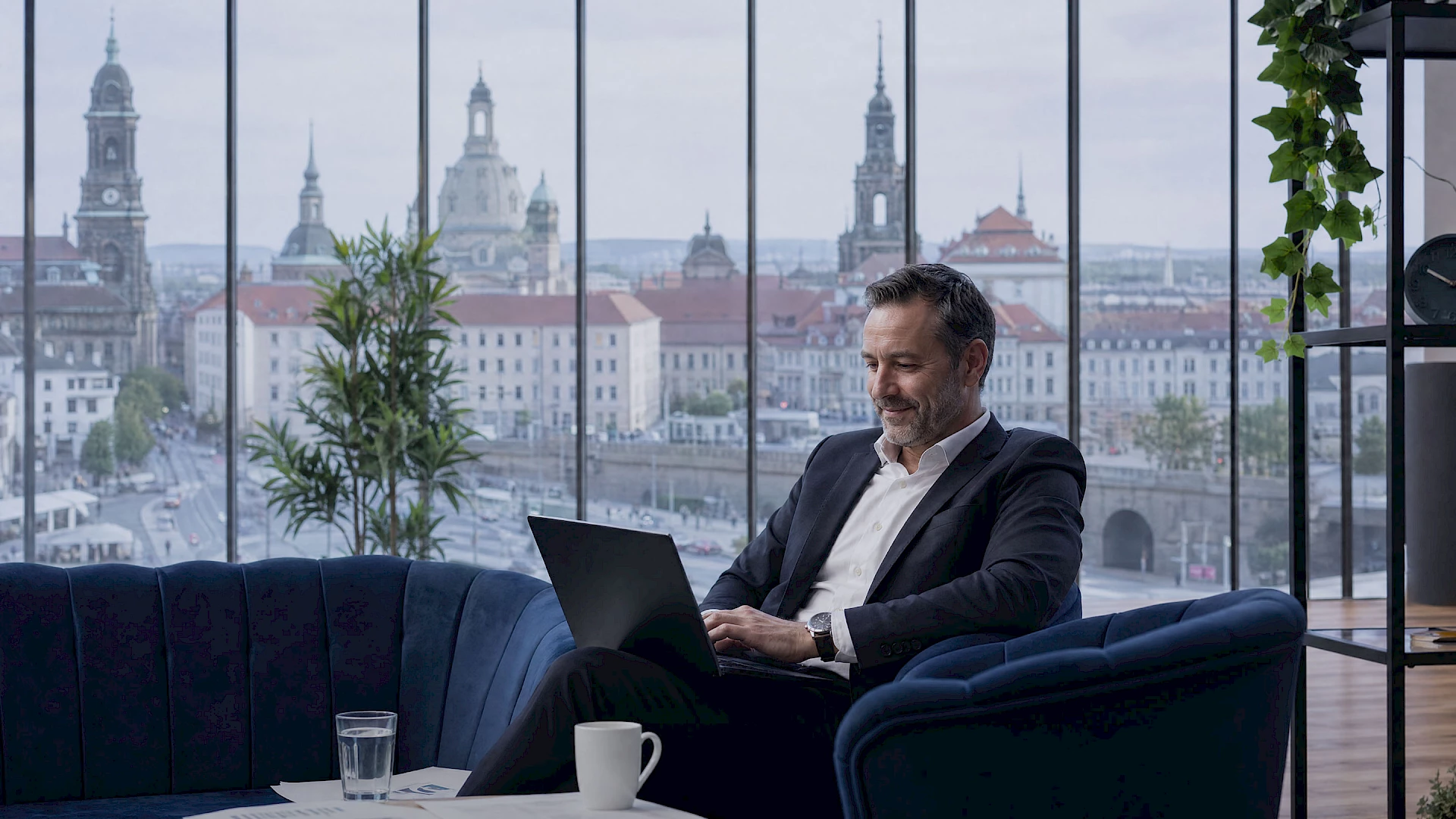 Ein Investor sitzt auf einem Sofa im Büro